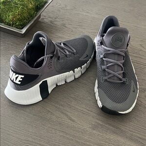 Nike Free Metcon. Grey and White Mesh Running Sneakers